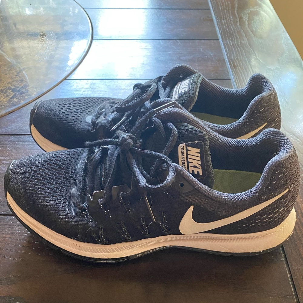 Black Nike tennis shoes